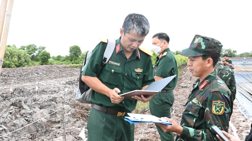 Đoàn khảo sát tiến hành khảo sát khu vực phát hiện xác máy bay. Đoàn khảo sát tiến hành khảo sát khu vực phát hiện xác máy bay.