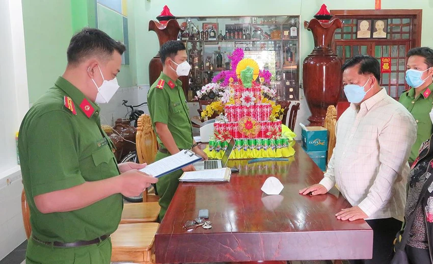 Công an đọc lệnh bắt tạm giam bị can Nguyễn Bá Quận trước đó. Ảnh: CACC Công an đọc lệnh bắt tạm giam bị can Nguyễn Bá Quận trước đó. Ảnh: CACC