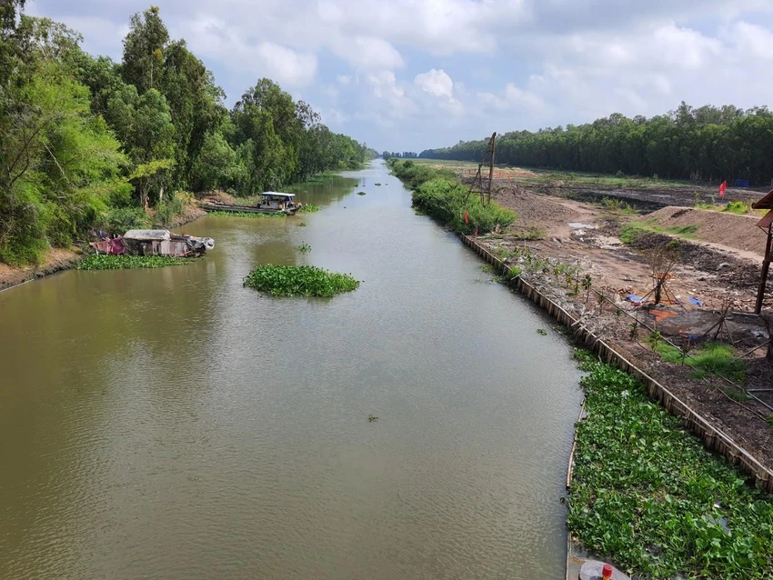 Khu đất tại Điểm du lịch rừng tràm Trà Sư được san lấp để làm đường đua bò. Khu đất tại Điểm du lịch rừng tràm Trà Sư được san lấp để làm đường đua bò.