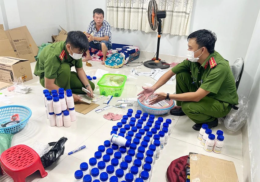 Số thuốc giả do Vương Mạnh Giác sản xuất bị bắt quả tang. Ảnh: CACC Số thuốc giả do Vương Mạnh Giác sản xuất bị bắt quả tang. Ảnh: CACC