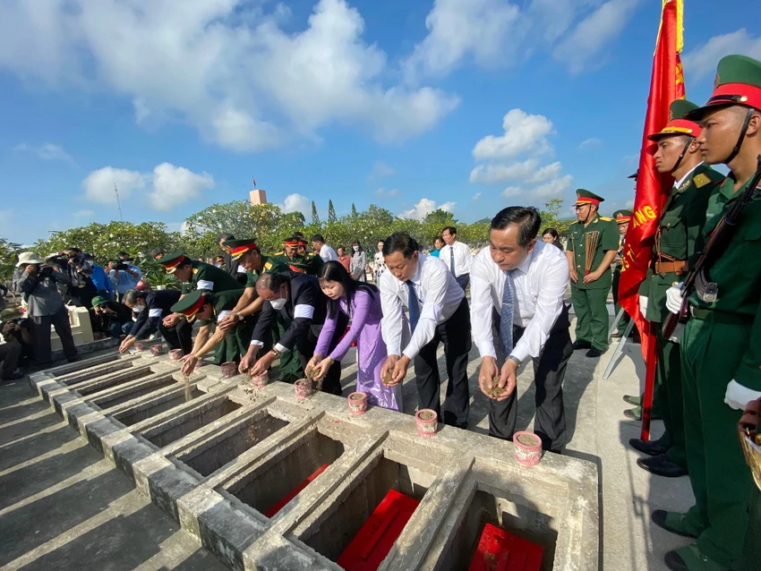 Các đại biểu bỏ những nắm đất tiễn đưa các liệt sĩ về nơi an nghỉ. Các đại biểu bỏ những nắm đất tiễn đưa các liệt sĩ về nơi an nghỉ.