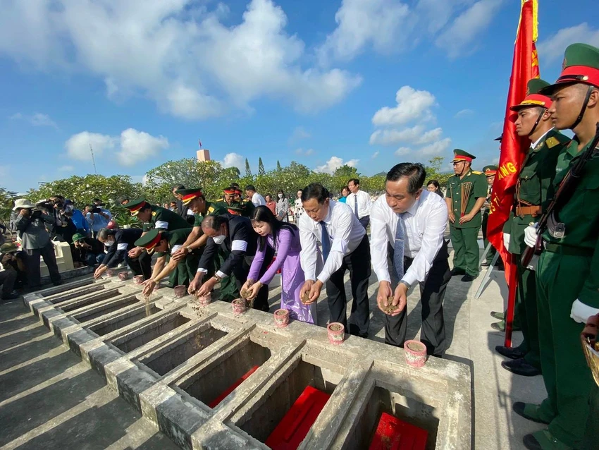 Lãnh đạo tỉnh An Giang và lực lượng chuyên trách Đội K90 và Đội K93 đưa hài cốt liệt sĩ đến nơi cải táng. Lãnh đạo tỉnh An Giang và lực lượng chuyên trách Đội K90 và Đội K93 đưa hài cốt liệt sĩ đến nơi cải táng.