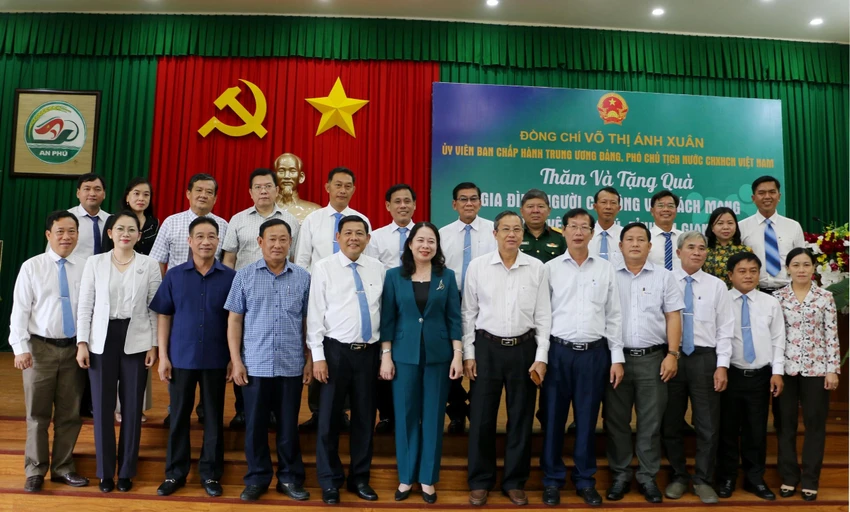 Phó Chủ tịch nước Võ Thị Ánh Xuân chụp ảnh lưu niệm với lãnh đạo tỉnh An Giang và huyện An Phú.