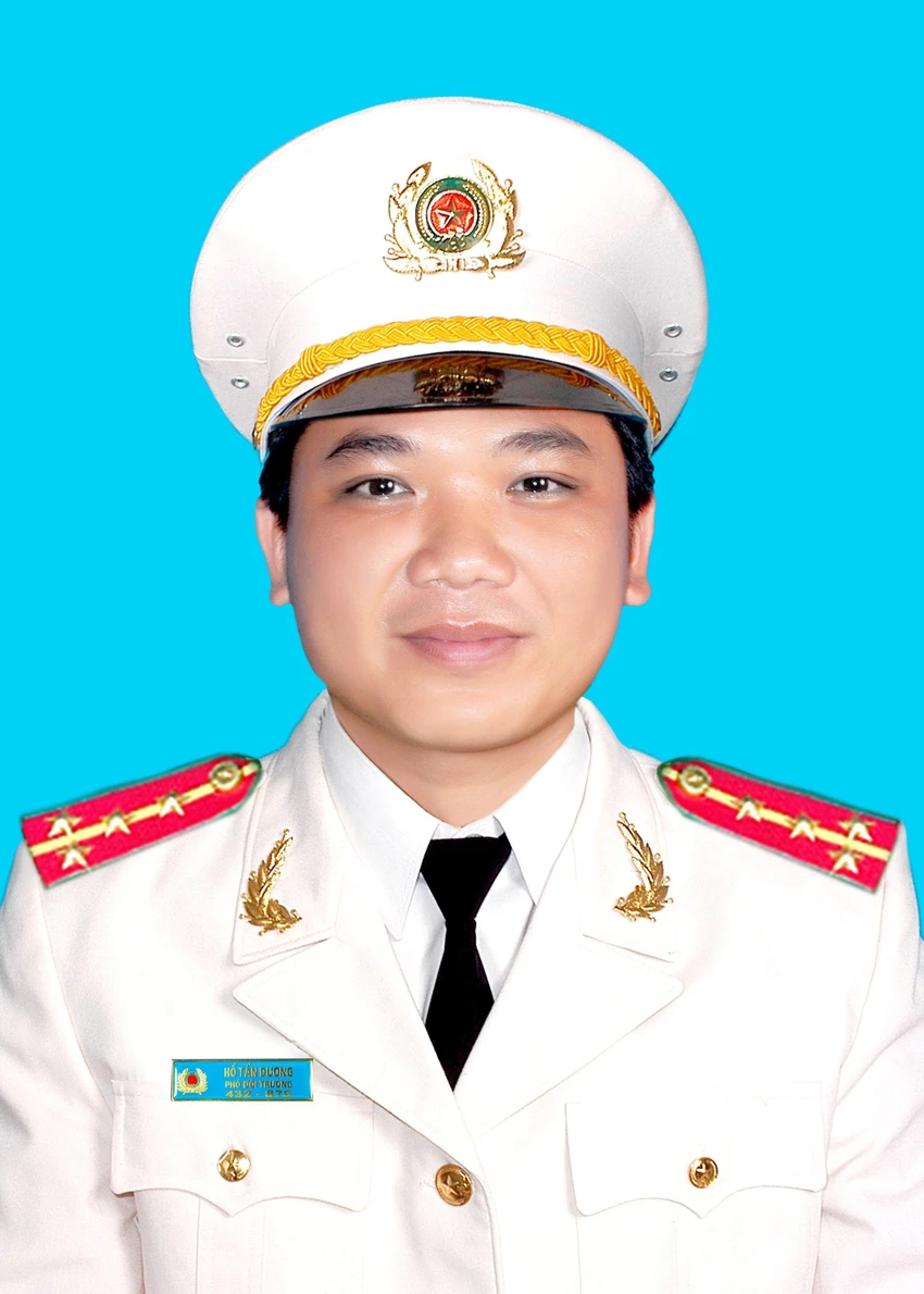 Đại úy Hồ Tấn Dương, sinh năm 1986, Đội phó Đội Cảnh sát Điều tra tội phạm về hình sự, kinh tế và ma túy Công an huyện Lấp Vò, Đồng Tháp. Đại úy Hồ Tấn Dương, sinh năm 1986, Đội phó Đội Cảnh sát Điều tra tội phạm về hình sự, kinh tế và ma túy Công an huyện Lấp Vò, Đồng Tháp.
