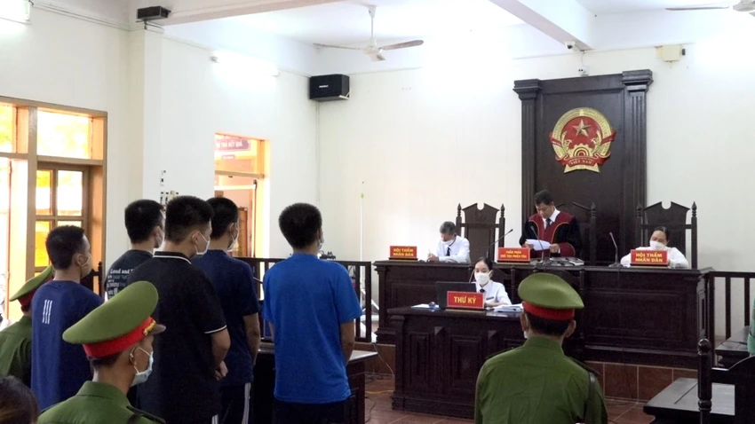 HĐXX tuyên án 5 bị cáo vây đánh cán bộ công an. Ảnh: QM HĐXX tuyên án 5 bị cáo vây đánh cán bộ công an. Ảnh: QM