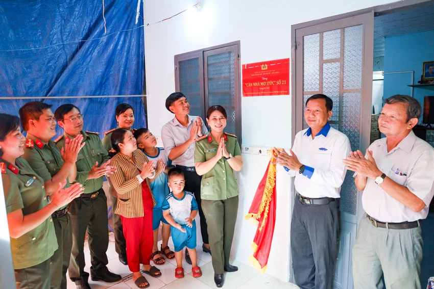 Mẹ con chị Lê Thị Thúy Kiều vui nhận tiếp nhận "Căn nhà mơ ước" do Công an TP Cần Thơ hỗ trợ sửa chữa Mẹ con chị Lê Thị Thúy Kiều vui nhận tiếp nhận "Căn nhà mơ ước" do Công an TP Cần Thơ hỗ trợ sửa chữa