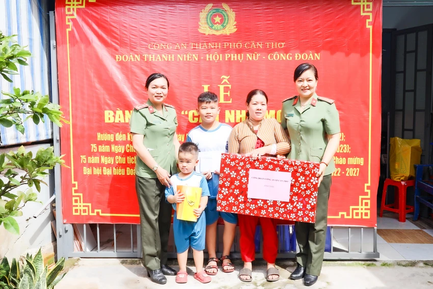 Công đoàn Công an thành phố Cần Thơ trao quà cho gia đình ba mẹ con chị Lê Thị Thúy Kiều Công đoàn Công an thành phố Cần Thơ trao quà cho gia đình ba mẹ con chị Lê Thị Thúy Kiều