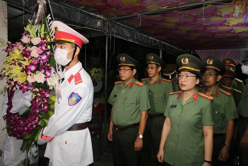 Đại tá Nguyễn Văn Hiểu, Giám đốc Công an tỉnh, cùng đoàn Đảng ủy Ban Giám đốc Công an tỉnh đến viếng và chia buồn cùng gia đình.