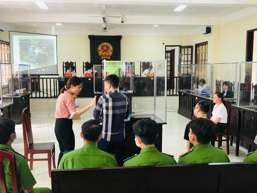 Người phiên dịch ngôn ngữ ký hiệu cho hai bị cáo Người phiên dịch ngôn ngữ ký hiệu cho hai bị cáo