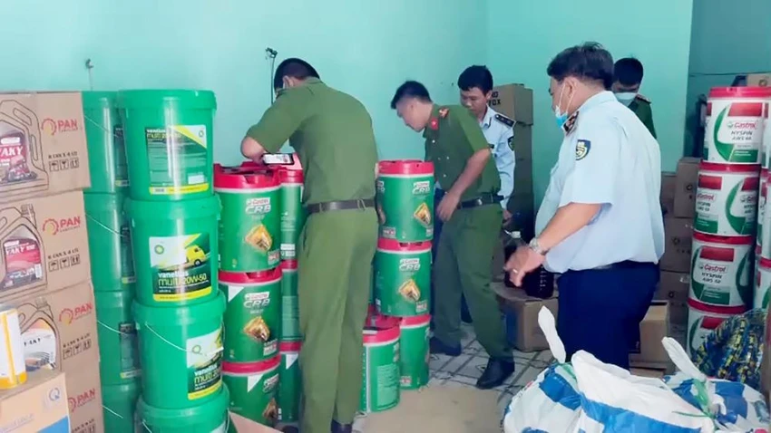 Qua kiểm tra ngành chuyên môn ghi nhận tất cả số dầu nhớt thu giữ nghi được làm giả Qua kiểm tra ngành chuyên môn ghi nhận tất cả số dầu nhớt thu giữ nghi được làm giả
