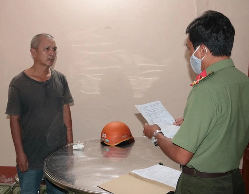 Công an đọc lệnh khởi tố, bắt tạm giam Trần Hữu Thắng. Ảnh: CACC Công an đọc lệnh khởi tố, bắt tạm giam Trần Hữu Thắng. Ảnh: CACC