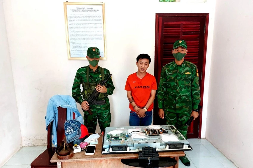 Huỳnh Công Nhựt Hóa cùng số ma túy lực lượng Biên phòng thu giữ được Huỳnh Công Nhựt Hóa cùng số ma túy lực lượng Biên phòng thu giữ được