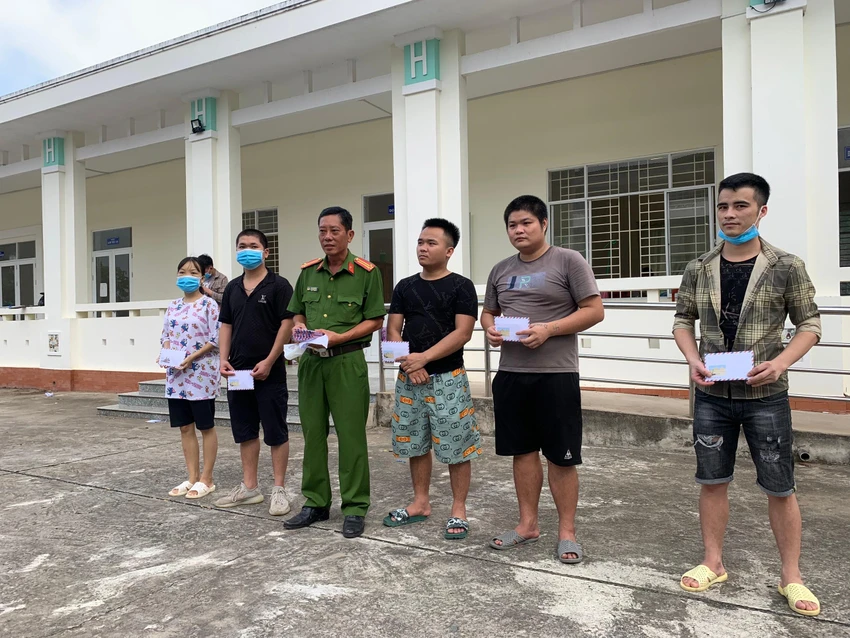 Lực lượng công an trao tiền do mạnh thường quân hỗ trợ chi phí đi lại cho các công dân. Ảnh: HD Lực lượng công an trao tiền do mạnh thường quân hỗ trợ chi phí đi lại cho các công dân. Ảnh: HD