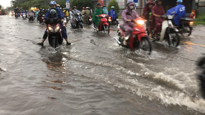 Đường Cách Mạng Tháng 8 luôn là một trong các điểm ngập khi mưa lớn Đường Cách Mạng Tháng 8 luôn là một trong các điểm ngập khi mưa lớn