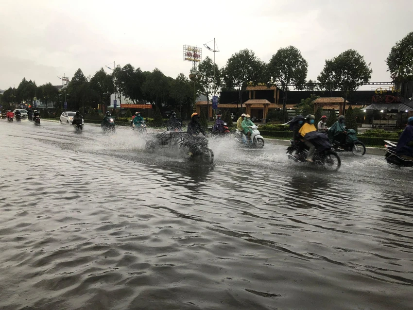 Đường Võ Văn Kiệt - tuyến đường đẹp nhất TP Cần Thơ biến thành "sông" sau cơn mưa. Đường Võ Văn Kiệt - tuyến đường đẹp nhất TP Cần Thơ biến thành "sông" sau cơn mưa.