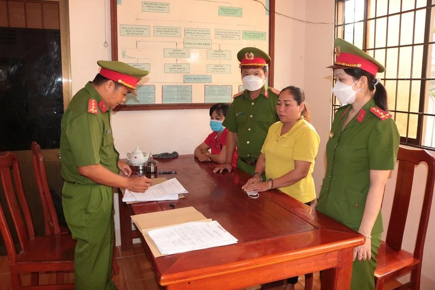 Công an đọc lệnh bắt tạm giam Võ Thị Hồng Liên. Ảnh: CACC Công an đọc lệnh bắt tạm giam Võ Thị Hồng Liên. Ảnh: CACC