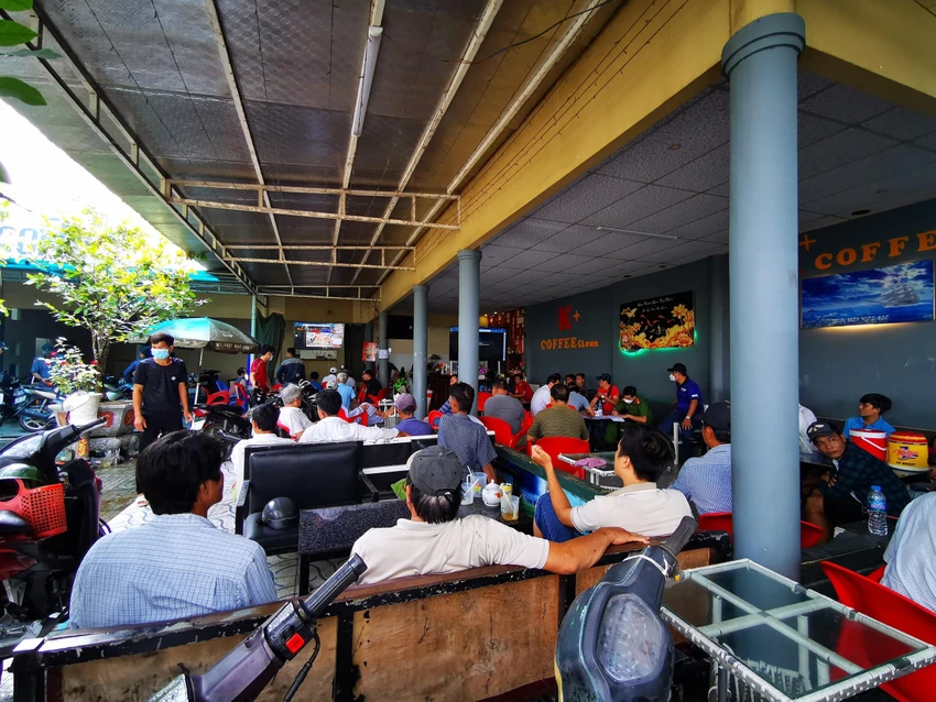 Công an bắt quả 40 người đang cờ bạc trong quán cà phê Công an bắt quả 40 người đang cờ bạc trong quán cà phê