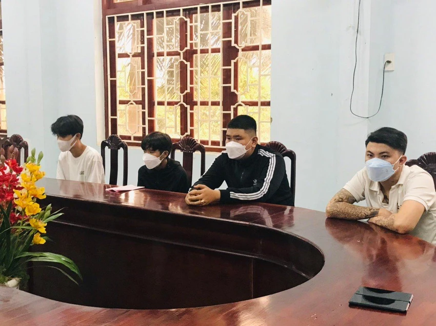 Một số thanh niên tụ tập cổ vũ, đua xe trái phép bị công an mời lên làm việc. Ảnh: CACC
