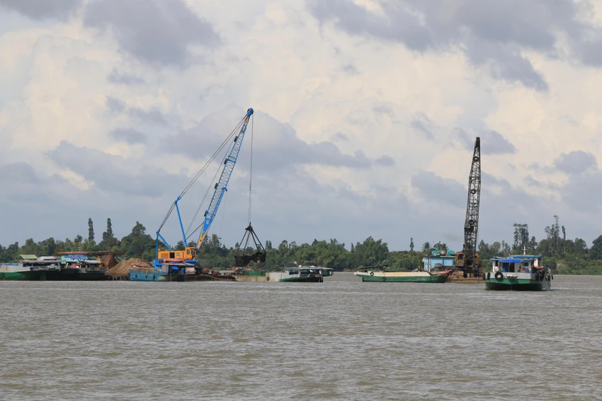 Khai thác mỏ cát trên sông Tiền (địa phận tỉnh Đồng Tháp)