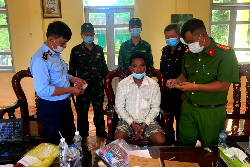 Lực lượng chức năng làm việc với Châu Rít Mây. Ảnh: BPCC Lực lượng chức năng làm việc với Châu Rít Mây. Ảnh: BPCC