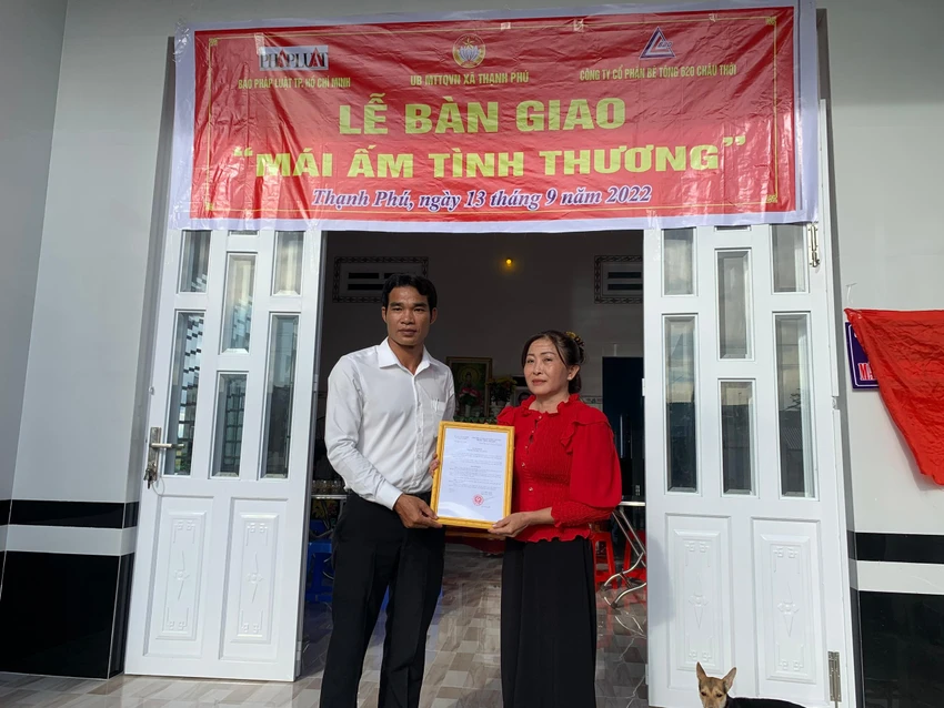 Ông Cao Long Hồ, Phó Chủ tịch UBND xã Thạnh Phú trao quyết định tặng "Mái ấm tình thương" cho bà Nguyễn Thị Bé Sáu.