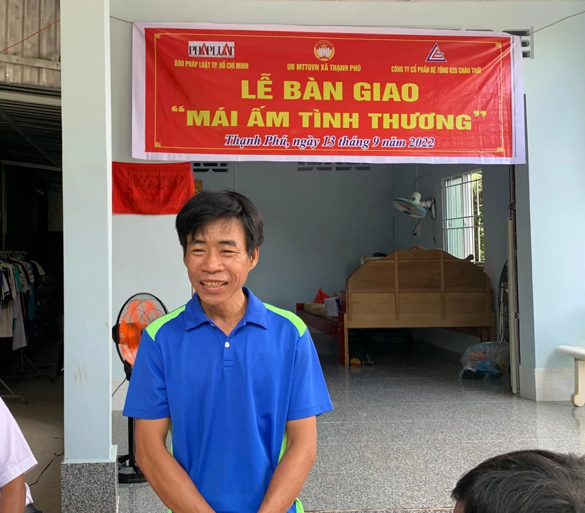 Anh Võ Văn Phúc vui mừng khôn tả và chỉ biết gửi lời cảm ơn đến Báo Pháp Luật TP.HCM và mạnh thường quân đã hỗ trợ.