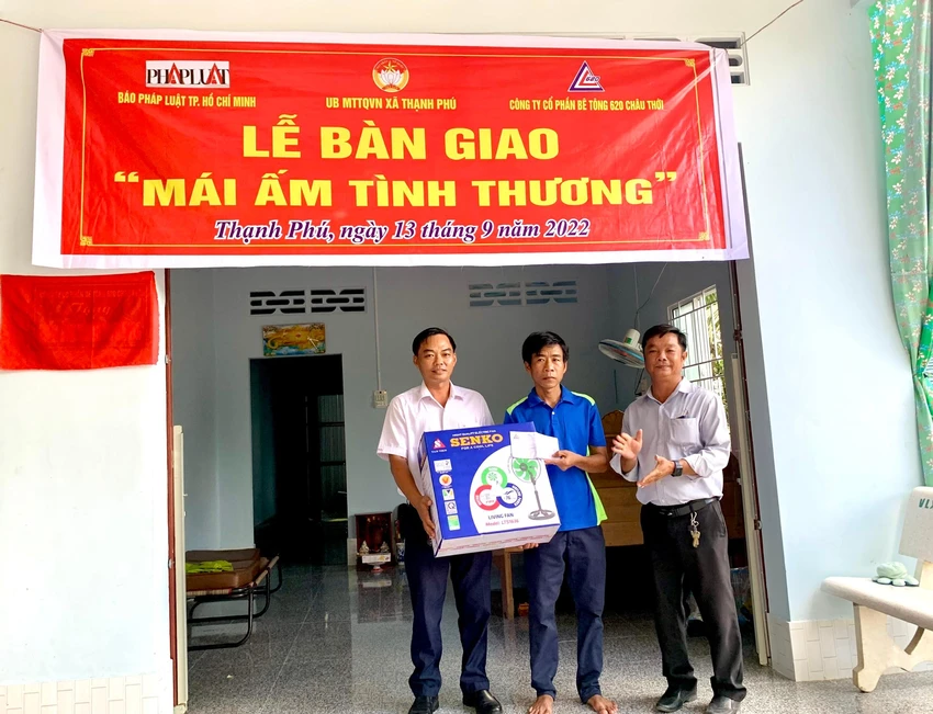Đại diện Văn phòng đại diện báo Pháp Luật TP.HCM tại Cần Thơ và Công ty Cổ phần Bê tông 620 Châu Thới trao quà cho anh Võ Văn Phúc.