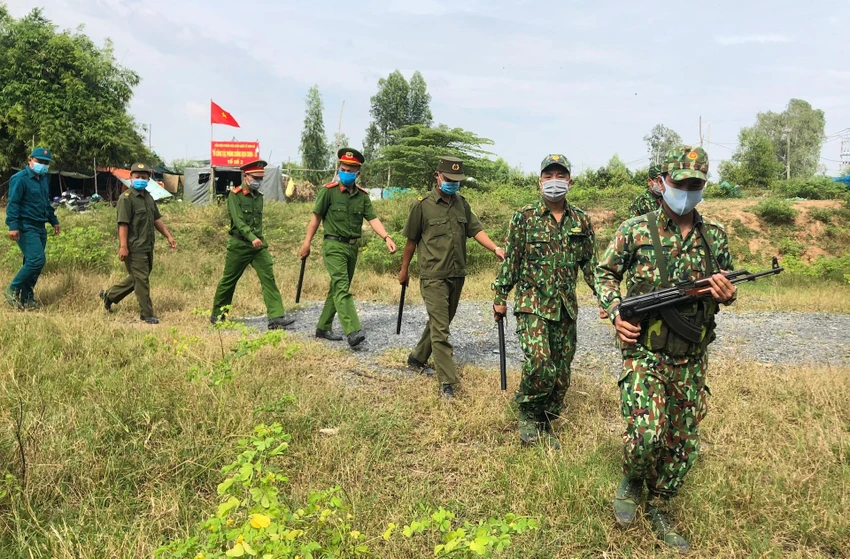Lực lượng Công an, Bộ đội Biên phòng tỉnh Đồng Tháp phối hợp tuần tra khu vực biên giới Lực lượng Công an, Bộ đội Biên phòng tỉnh Đồng Tháp phối hợp tuần tra khu vực biên giới