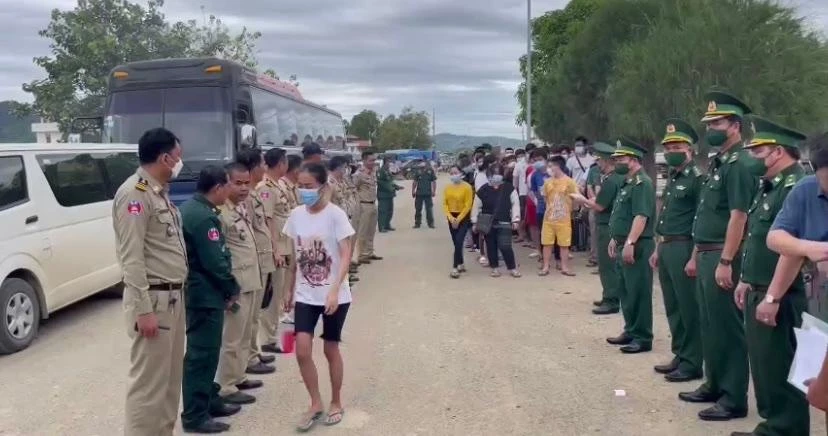 Lực lượng biên phòng tiếp nhận 44 công dân được giải cứu từ Campuchia về. Ảnh: CTV Lực lượng biên phòng tiếp nhận 44 công dân được giải cứu từ Campuchia về. Ảnh: CTV
