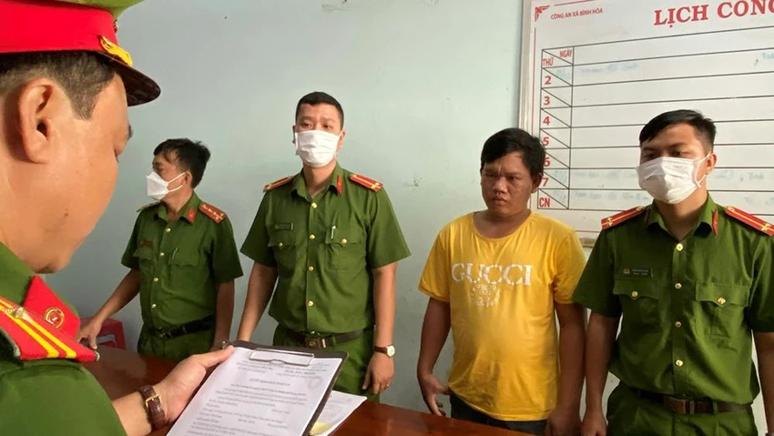Công an đọc lệnh bắt tạm giam bị can Trương Minh Hòa. Ảnh: HD Công an đọc lệnh bắt tạm giam bị can Trương Minh Hòa. Ảnh: HD