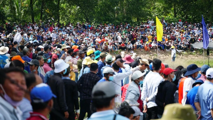 Đông nghẹt du khách và người dân địa phương đến xem Hội đua bò Bảy Núi tranh cúp Cúp truyền hình An Giang lần thứ 27-2022 Đông nghẹt du khách và người dân địa phương đến xem Hội đua bò Bảy Núi tranh cúp Cúp truyền hình An Giang lần thứ 27-2022