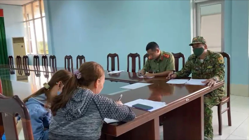 Lực lượng công an và biên phòng làm việc với 2 mẹ con bị lừa sang Campuchia. Ảnh: CAĐT Lực lượng công an và biên phòng làm việc với 2 mẹ con bị lừa sang Campuchia. Ảnh: CAĐT