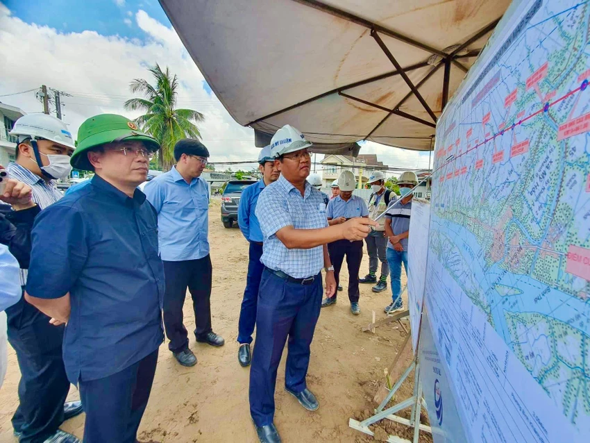 Thứ trưởng Bộ GTVT Nguyễn Duy Lâm nghe báo cáo về tiến độ dự án tuyến nối QL91 và tuyến tránh TP Long Xuyên. Thứ trưởng Bộ GTVT Nguyễn Duy Lâm nghe báo cáo về tiến độ dự án tuyến nối QL91 và tuyến tránh TP Long Xuyên.