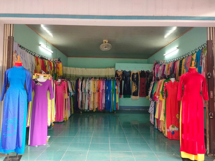 Đa dạng các mẫu áo dài đầy màu sắc cho các chị em thỏa thích lựa chọn và tất cả đều miễn phí. Ảnh: HẢI DƯƠNG Đa dạng các mẫu áo dài đầy màu sắc cho các chị em thỏa thích lựa chọn và tất cả đều miễn phí. Ảnh: HẢI DƯƠNG