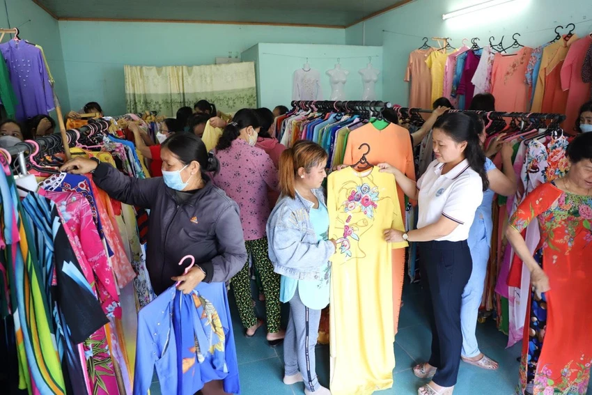 Cửa hàng “Áo dài 0 đồng" thu hút được nhiều chị em phụ nữ đến "mua sắm". Ảnh: HẢI DƯƠNG Cửa hàng “Áo dài 0 đồng" thu hút được nhiều chị em phụ nữ đến "mua sắm". Ảnh: HẢI DƯƠNG