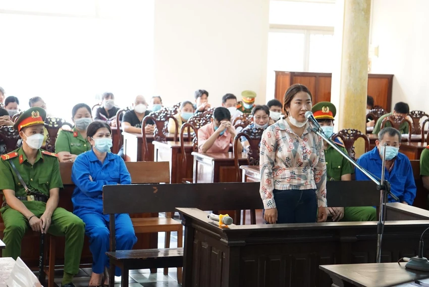 Các bị cáo trong phiên tòa ngày 17-10. Ảnh: HD Các bị cáo trong phiên tòa ngày 17-10. Ảnh: HD