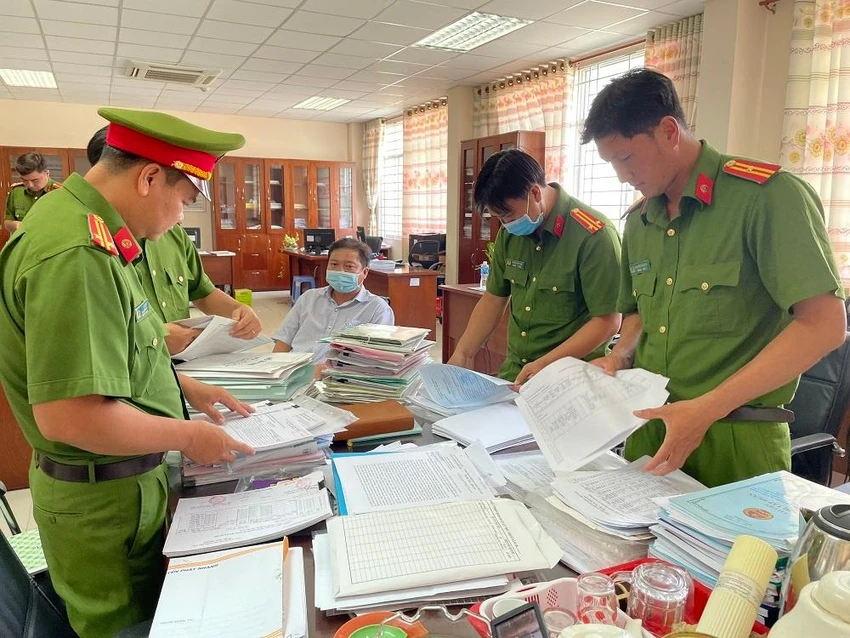 Lực lượng chức năng khám xét nơi làm việc của các Trần Thanh Việt trước đó
