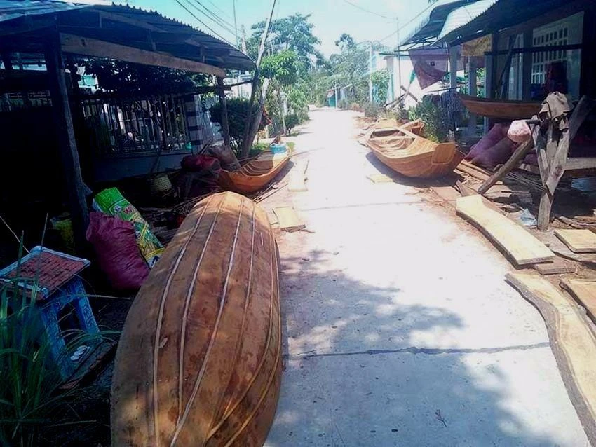 Làng nghề truyền thống đóng xuồng ghe huyện Lai Vung là một trong 16 làng nghề nằm trong kế hoạch bảo tồn và phát triển của Đồng Tháp. Ảnh: CẨM GIANG