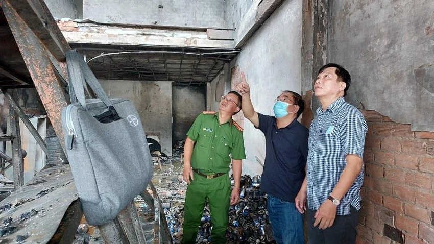 Ngành chức năng khám nghiệm hiện trường điều tra nguyên nhân vụ cháy. Ảnh: CACC Ngành chức năng khám nghiệm hiện trường điều tra nguyên nhân vụ cháy. Ảnh: CACC