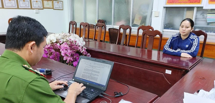 Bị can Vũ Thị Kim Phượng tại cơ quan điều tra. Ảnh: QM