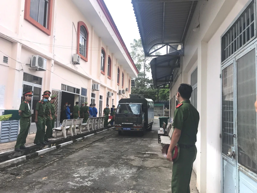 Lực lượng hỗ trợ tư pháp dẫn giải các bị cáo. Ảnh: HD Lực lượng hỗ trợ tư pháp dẫn giải các bị cáo. Ảnh: HD