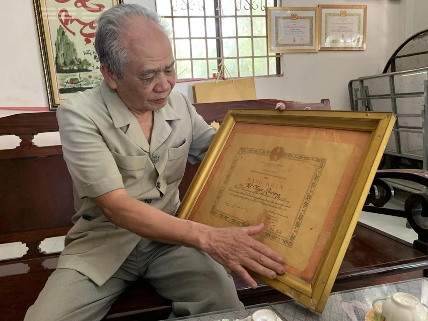 Ông Võ Ngọc Quang xem lại Bằng khen do cố Thủ tướng Võ Văn Kiệt ký khen tặng. Ảnh: HD Ông Võ Ngọc Quang nhớ lại chuyện bắn máy bay đánh lạc hướng cứu cố Thủ Tướng Võ Văn Kiệt. Ảnh: HD