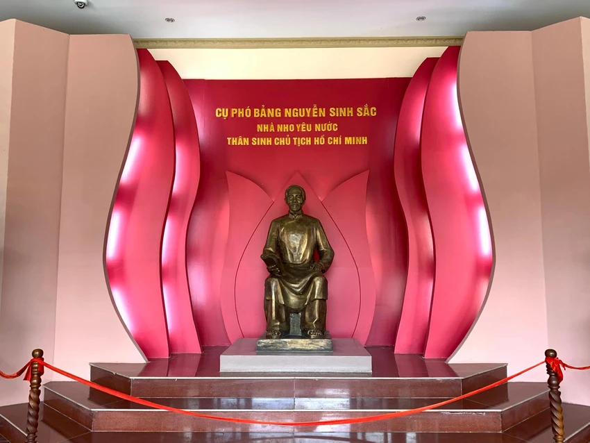 Tượng cụ Phó bảng Nguyễn Sinh Sắc được đặt trang trọng trong Khu Di tích Nguyễn Sinh Sắc (Đồng Tháp). Ảnh: HD Tượng cụ Phó bảng Nguyễn Sinh Sắc được đặt trang trọng trong Khu Di tích Nguyễn Sinh Sắc (Đồng Tháp). Ảnh: HD