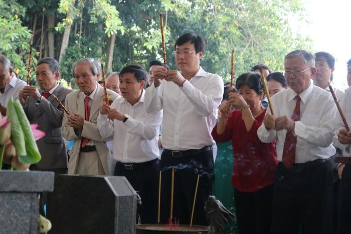 Lãnh đạo tỉnh Đồng Tháp dâng hương thể hiện lòng thành kính, biết ơn tại mộ phần cụ Phó bảng Nguyễn Sinh Sắc. Ảnh: THÀNH NHƠN Lãnh đạo tỉnh Đồng Tháp dâng hương thể hiện lòng thành kính, biết ơn tại mộ phần cụ Phó bảng Nguyễn Sinh Sắc. Ảnh: THÀNH NHƠN