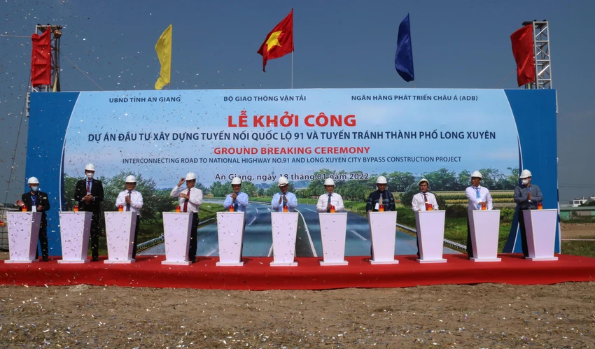Chủ tịch nước Nguyễn Xuân Phúc dự lễ khởi công Tuyến tránh Long Xuyên hồi đầu năm 2022. Ảnh: HD Chủ tịch nước Nguyễn Xuân Phúc dự lễ khởi công Tuyến tránh Long Xuyên hồi đầu năm 2022. Ảnh: HD