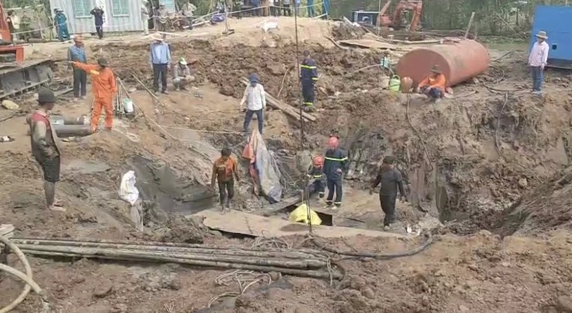 bé trai rơi trụ bê tông bé trai rơi trụ bê tông