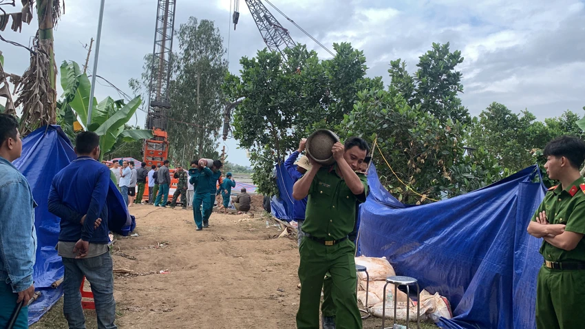 bé trai rơi trụ bê tông bé trai rơi trụ bê tông