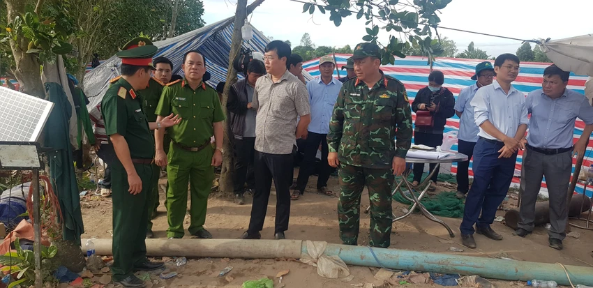 bé trai rơi xuống trụ bê tông bé trai rơi xuống trụ bê tông