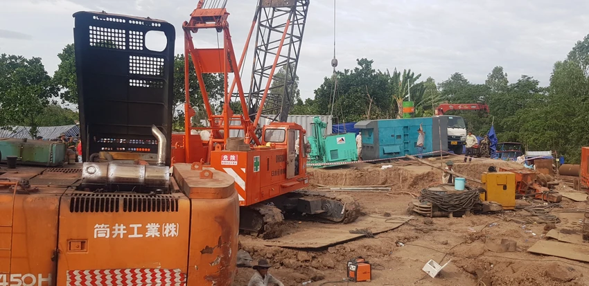 bé trai rơi xuống trụ bê tông bé trai rơi xuống trụ bê tông
