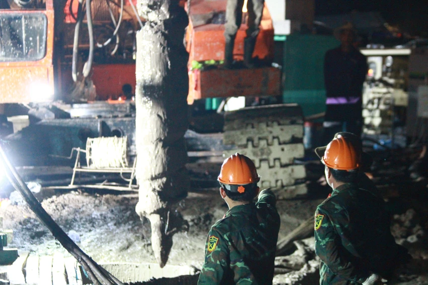 bé trai rơi trụ bê tông bé trai rơi trụ bê tông